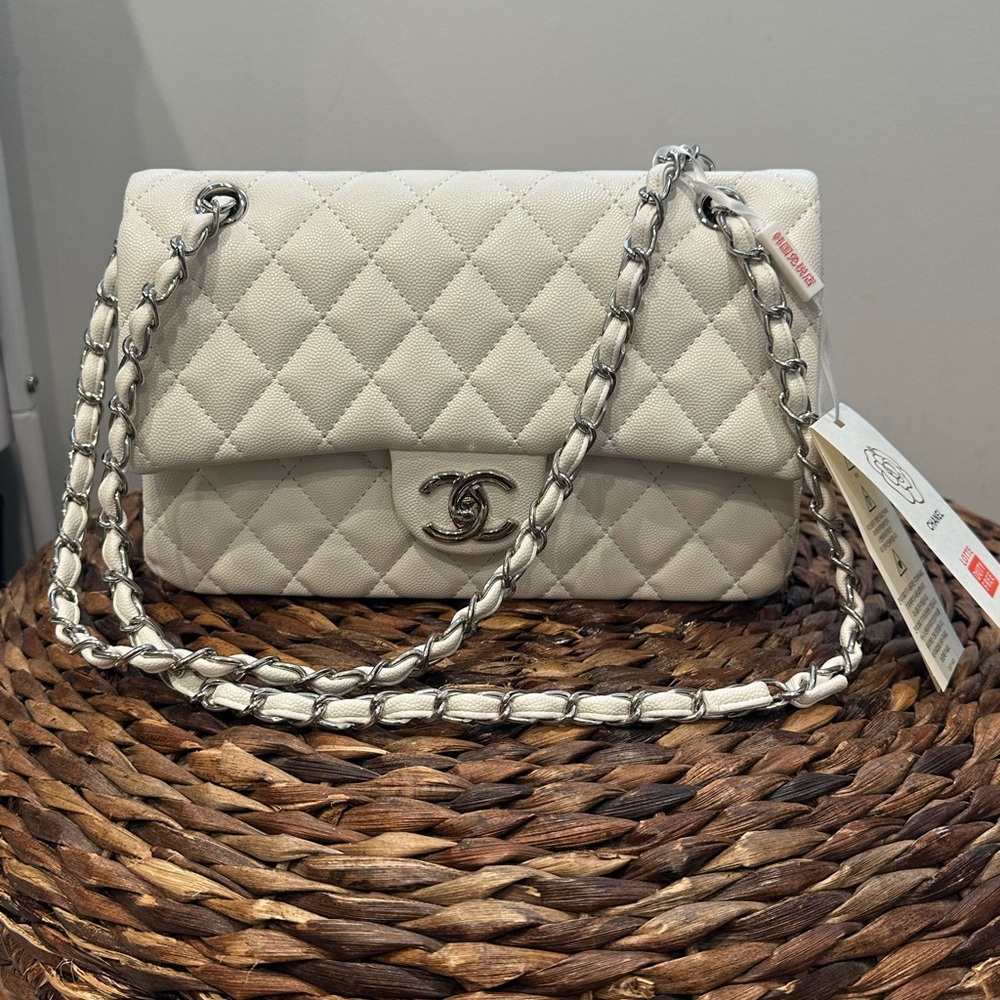 White Quilted Shoulder Bag with silver hardware Chain-Link